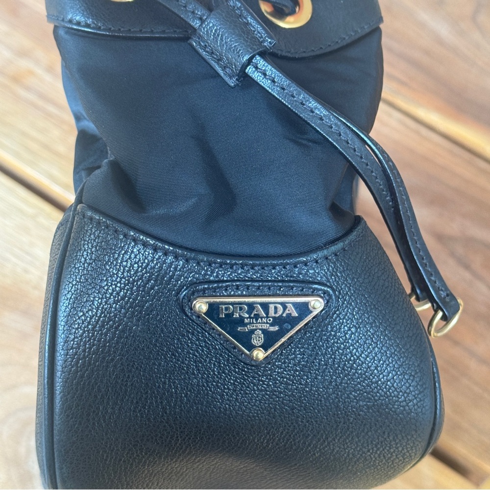Prada Black Shoulder Bag with Classic Design and Gold Buckle - Picture 3 of 5